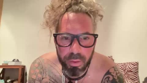 letmedoo2 online show from February 6, 2025, 6:46 pm