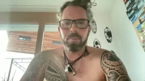 letmedoo2 online show from October 19, 2025, 4:18 pm