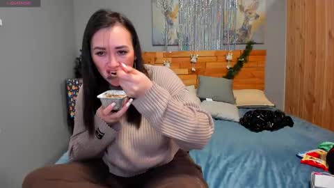 Snapshot of hot_squirtgirl chatting on December 15, 2024, 2:19 am Vasilisa online show from December 15, 2024, 2:19 am