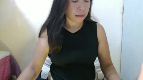 hotasianyue69 online show from December 3, 2025, 3:43 pm