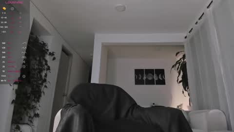 Snapshot of hotay_ chatting on October 31, 2025, 2:45 am Andrew xdres08 online show from October 31, 2025, 2:45 am