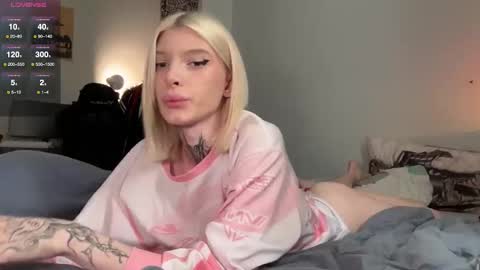 hotchubently online show from October 1, 2025, 8:42 am