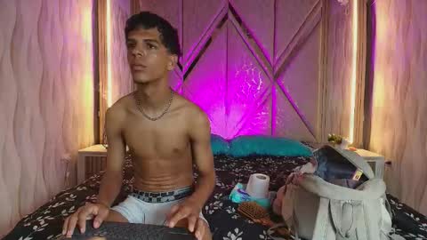 Snapshot of hotcouple_222 chatting on January 7, 2026, 7:33 am hotcouple_222 online show from January 7, 2026, 7:33 am