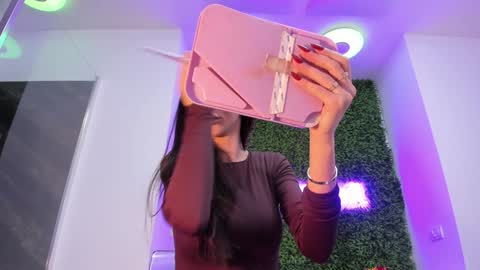 hotfallingdevil online show from November 25, 2025, 4:23 am