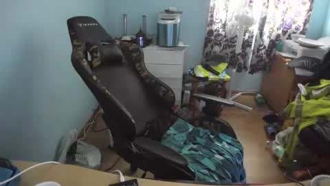 hot online show from October 16, 2025, 3:02 pm