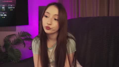 hottpeachh online show from December 1, 2025, 1:27 pm