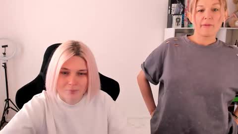 Nessie and Jessie online show from October 31, 2025, 11:33 am