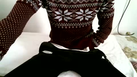 Snapshot of hug_me chatting on January 26, 2025, 12:01 pm Keanu online show from January 26, 2025, 12:01 pm