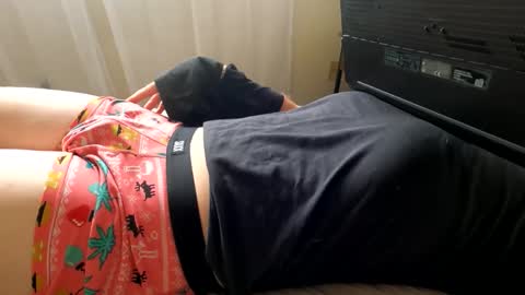 Snapshot of hugecumshots1 chatting on October 26, 2025, 6:25 pm HugeCumshots online show from October 26, 2025, 6:25 pm