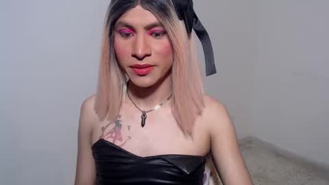 Snapshot of hugedaneska chatting on November 25, 2025, 4:56 am Danezka online show from November 25, 2025, 4:56 am