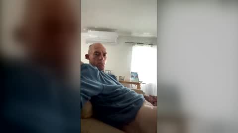 Snapshot of hungbull81 chatting on May 19, 2026, 3:35 am hungbull81 online show from May 19, 2026, 3:35 am