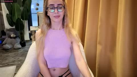 Emma Ava online show from November 30, 2025, 7:34 am