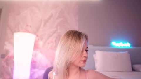 Nina  online show from April 17, 2026, 8:01 pm