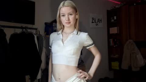 ShyLuna online show from March 18, 2026, 6:27 am