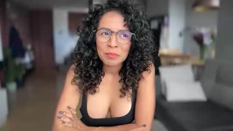 Kloe online show from November 12, 2025, 6:19 pm