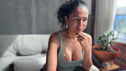 Kloe online show from November 28, 2025, 2:31 pm