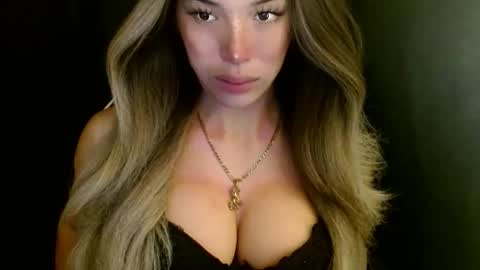 Snapshot of imyour_queen10 chatting on October 27, 2025, 12:04 am Queen Gwen online show from October 27, 2025, 12:04 am