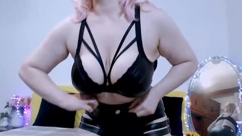 Ina online show from November 19, 2025, 9:37 pm