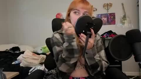 Inarafoxx online show from April 18, 2026, 9:15 pm