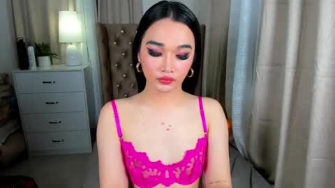 indestructabletrixie online show from December 18, 2024, 1:12 pm