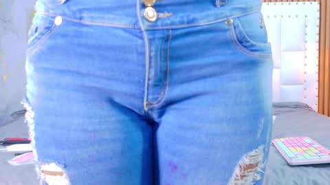 LITTLE AINHOA  online show from November 21, 2025, 8:29 pm