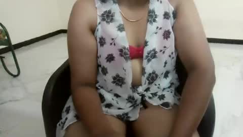 Snapshot of indiangirl2see chatting on May 7, 2026, 4:23 pm indiangirl2see online show from May 7, 2026, 4:23 pm