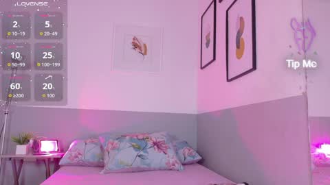 innocenthazel online show from April 7, 2026, 2:56 am