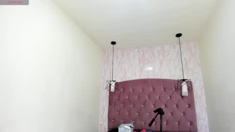 iris_77 online show from December 18, 2025, 12:00 pm