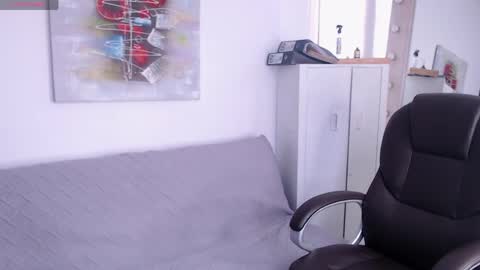 Queen Iris online show from April 2, 2026, 4:48 pm