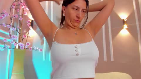 Isabella online show from November 9, 2025, 11:52 am