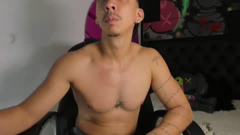 isaac_cryston online show from November 11, 2025, 9:48 pm