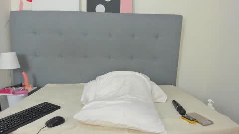 isabella online show from February 19, 2025, 4:33 pm