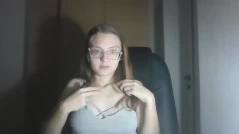 isabel_loveee online show from November 5, 2025, 9:04 pm