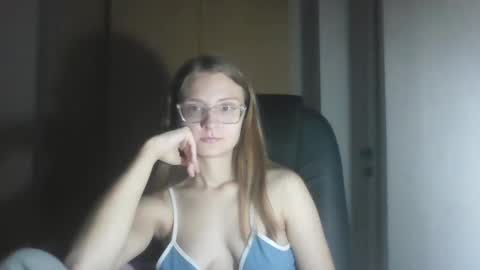 isabel_loveee online show from November 7, 2025, 8:42 pm
