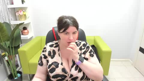 Snapshot of isabelabell chatting on February 16, 2025, 8:32 am Isabela online show from February 16, 2025, 8:32 am