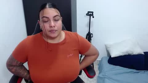 Snapshot of isabella_hots chatting on December 5, 2024, 9:06 pm estefania online show from December 5, 2024, 9:06 pm