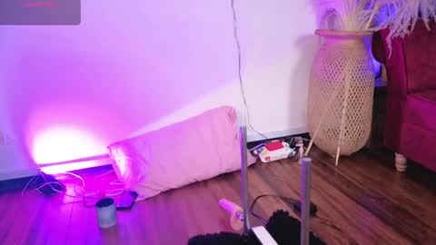 Snapshot of isabella_lt chatting on April 21, 2026, 10:32 am online show from April 21, 2026, 10:32 am