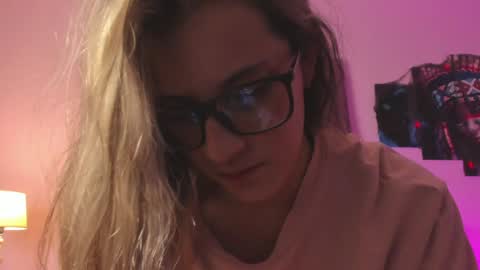 Isabella Rros online show from December 6, 2024, 9:43 am