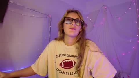 Isabella Rros online show from November 5, 2025, 10:43 pm