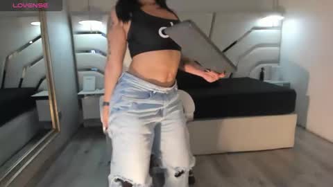 Isa  online show from November 28, 2025, 12:13 am