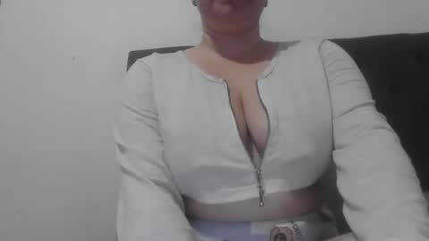 isabellaa_hills_ online show from November 11, 2025, 3:23 pm