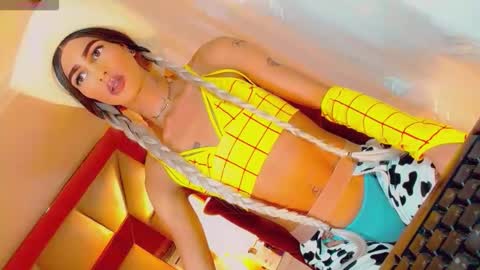 isabellagirs online show from October 11, 2025, 5:22 pm
