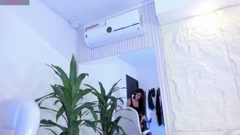 Snapshot of isabellax21 chatting on December 19, 2025, 4:30 am Isa online show from December 19, 2025, 4:30 am