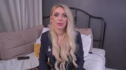 isadoradunkan online show from March 11, 2025, 12:33 am