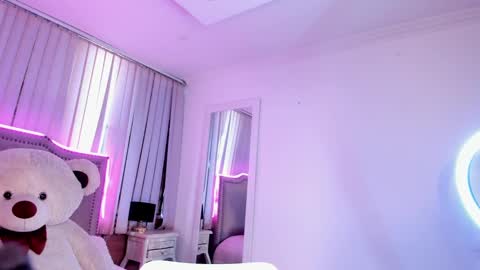 Isis  lohan online show from October 1, 2025, 11:49 am