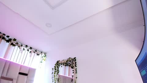 Isis  lohan online show from October 3, 2025, 11:51 am