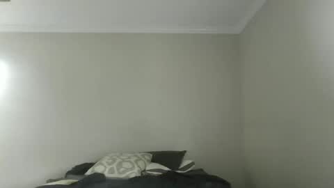 island625103 online show from September 17, 2025, 5:47 pm