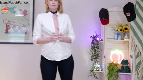 Snapshot of island_peach chatting on May 3, 2026, 2:12 pm Lou Peaches online show from May 3, 2026, 2:12 pm