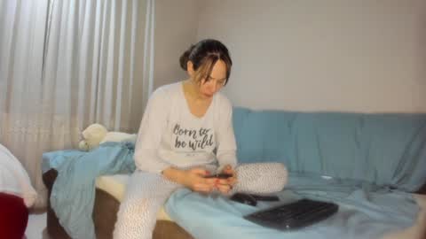 Issabelle online show from February 3, 2025, 5:40 am