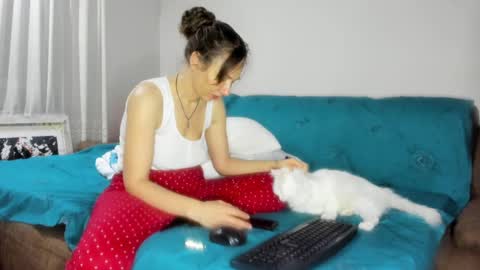 Issabelle online show from February 15, 2025, 5:30 am